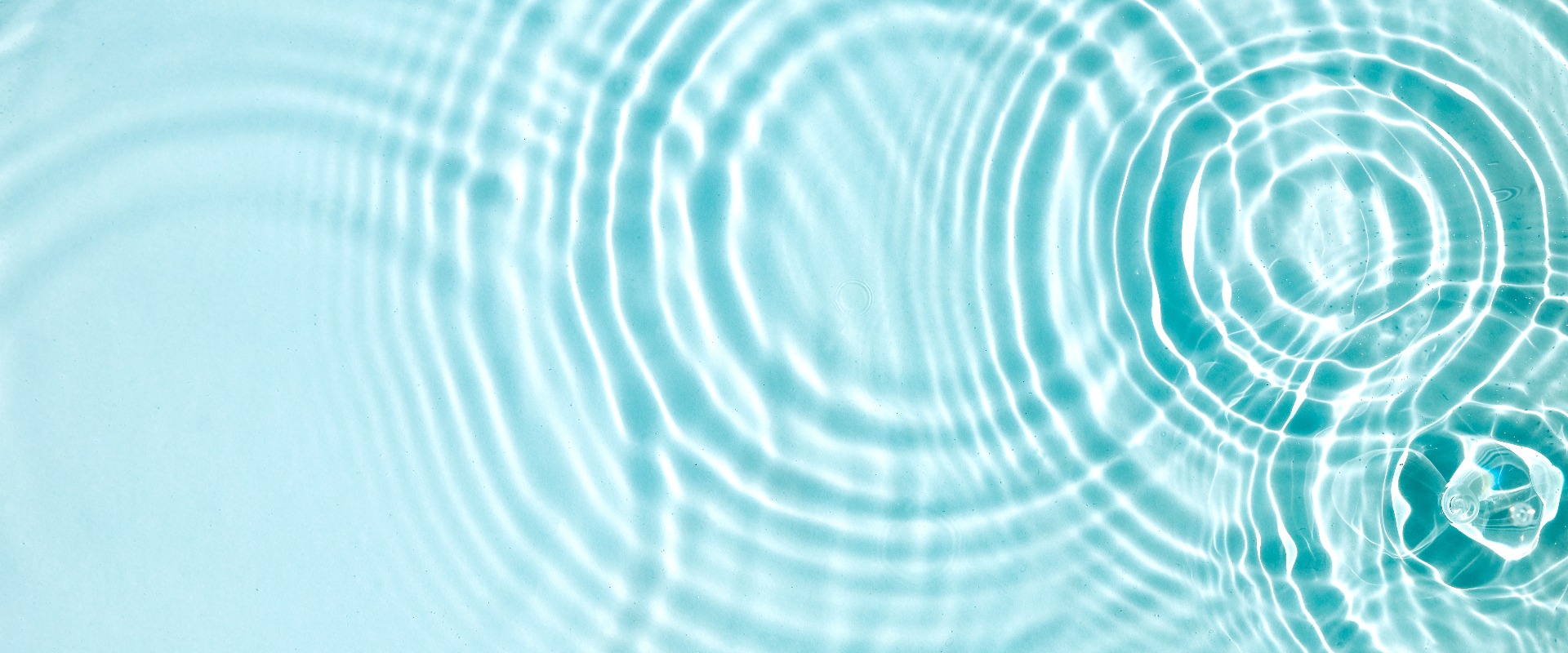 Blaue Wassertextur, blaue Minzwasseroberfläche mit Ringen und Kräuseln. Spa-Konzept Hintergrund. Flaches Layout, Kopierbereich.