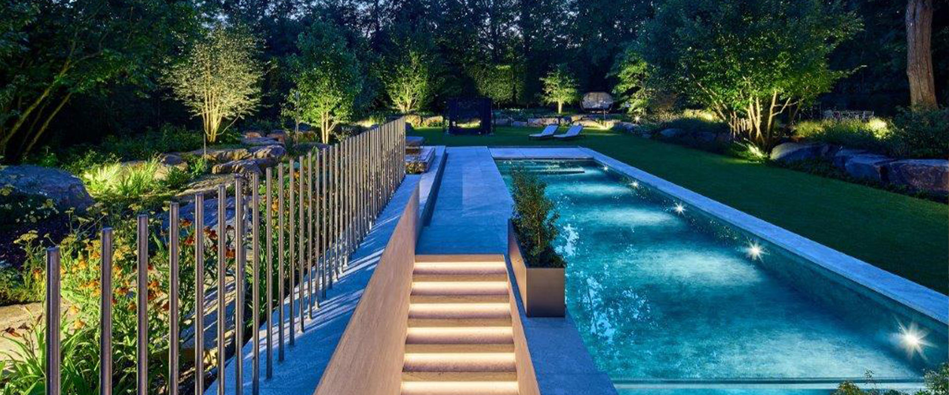 Beleuchtetes Schwimmbecken im Wald mit Treppe, Moderner Landschaftsgarten, Abendstimmung, Stillness.